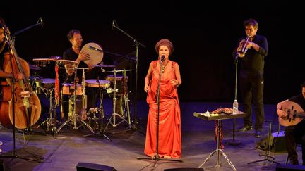 La chanteuse Oum sous le Chapiteau d'Ambronay, accompagnée de Damien Nueva, Inor Sotolongo, Camille Passéri et Yacir Rami.
 (Bertrand Pichène - Festival d&#039;Ambronay)