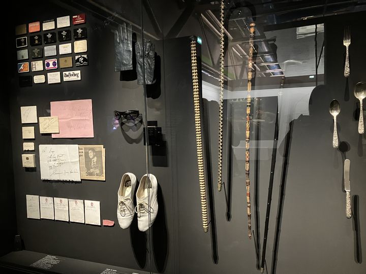 Vitrine présentant des objets personnels de Serge Gainsbourg, emblématique de son personnage de dandy, exposition "Serge Gainsbourg, le mot exact", à la La Bibliothèque publique d’information du entre Pompidou, le 25 janvier 2023 (LAURENCE HOUOT / FRANCEINFO CULTURE)