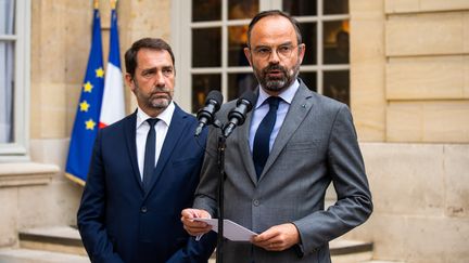 Le Premier ministre Edouard Philippe et le ministre de l'Intérieur, Christophe Castaner, dans la cour de Matignon, à Paris, le 30 juillet 2019.&nbsp; (XOSE BOUZAS / HANS LUCAS)