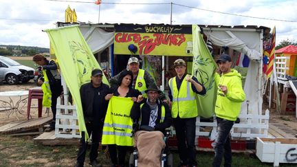 Une grande cabane bricolée avec des palettes,&nbsp;du matériel de récupération : c'est&nbsp;l'un des plus gros camps de "gilets jaunes" d'Ile-de-France. (SANDRINE ETOA-ANDEGUE / RADIO FRANCE)