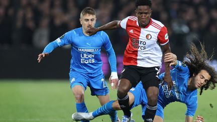 Luis Sinisterra à la lutte avec Valentin Rongier et Matteo Guendouzi lors de la demi-finale aller de Ligue Europa Conference, le 28 avril 2022. (KENZO TRIBOUILLARD / AFP)