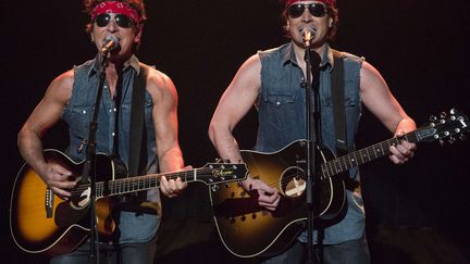 Le pr&eacute;sentateur am&eacute;ricain Jimmy Fallon (D) imite Bruce Springsteen (G) dans son &eacute;mission sur la cha&icirc;ne NBC &agrave; New York (Etats-Unis), le 14 janvier 2014. (LLOYD BISHOP / AP / SIPA)