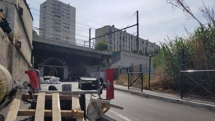 Des chicanes sont dressées avec du mobilier urbain pour limiter l'accès à la cité des Marronniers, dans le 14e arrondissement de Marseille, le 25 août 2021. (CLEMENTINE VERGNAUD / RADIO FRANCE)