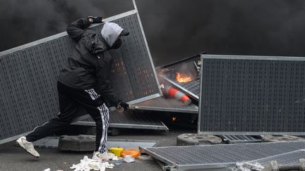 Barricade et feux de poubelles lors de la neuvième manifestation contre la réforme des retraites, à Paris, le 23 mars 2023. (JULIEN MATTIA / LE PICTORIUM / MAXPPP)