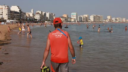 Un sauveteur en mer surveille la plage des Sables-d'Olonne (Vendée) et les baigneurs pendant la vague de chaleurs et de canicule, le 18 juin 2022. (MATHIEU THOMASSET / HANS LUCAS)