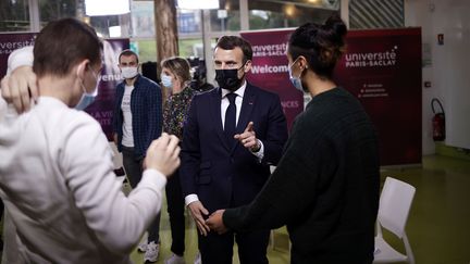 Emmanuel Macron discute avec des étudiants à l'université Paris-Saclay, dans l'Essonne, le 21 janvier 2021. (YOAN VALAT / POOL)