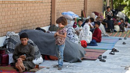 Des familles afghanes, qui ont fui leur village, à Kaboul, en août 2021. (WAKIL KOHSAR / AFP)