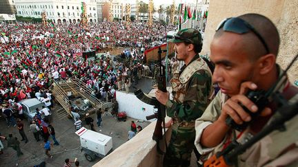 Début 2011, une révolte populaire renverse le pouvoir libyen. Mouammar Kadhafi prend la fuite. Pendant la guerre civile, les sympathisants et les opposants au régime se retrouvent sur la place Verte, haut-lieu du pouvoir. Le Guide de la Révolution aimait y faire ses discours et y réunir ses troupes. Tous les ans, un défilé militaire y était également organisé. Mais en août 2011, Tripoli tombe aux mains des insurgés. Le 21, après la seconde bataille de Tripoli et ses combats meurtriers, les rebelles s’emparent de la place. Ils la renomment, place des Martyrs. Mouammar Kadhafi est lynché et tué, le 20 octobre 2011. ( REUTERS / Suhaib Salem)