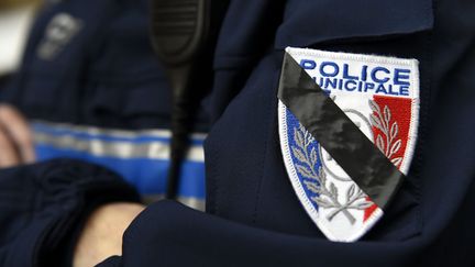 Nancy 8 janvier 2015. Un policier municipal se recueille pendant une minute de silence sur la place Stanislas suite &Dagger; l'attaque terroriste au journal hebdomadaire satirique CHARLIE HEBDO (MAXPPP)