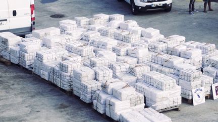 Narcotrafic : avec 28 tonnes interceptées depuis début 2024, comment expliquer le bond du trafic de cocaïne en France ?