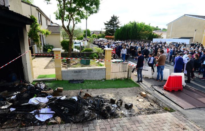 Près de 400 personnes se sont rassemblées pour rendre hommage à Cachinez, victime d'un fémicide, le 5 mai 2021 à Mérignac (Gironde). (MEHDI FEDOUACH / AFP)