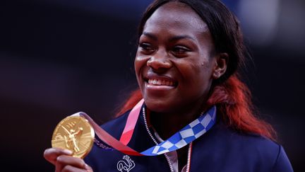 Clarisse Agbegnenou avec sa médaille d'or aux JO de Tokyo en judo moins de 63kg, le 27 juillet 2021. (OLIVER WEIKEN / DPA)