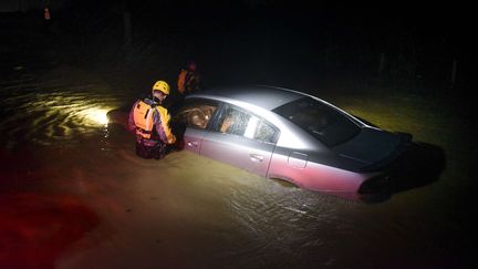 Intervention des&nbsp;secours à Fajardo (Puerto Rico), après le passage de l'ouragan Irma, le 6 septembre 2017. (CARLOS GIUSTI / AP / SIPA)