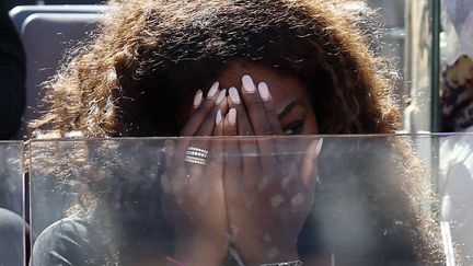 Serena Williams se cache le visage alors qu'elle assiste &agrave; un match des masters de Rome (Italie)&nbsp;opposant sa soeur, Venus, &agrave; la Britannique Laura Robson, le 13 mai 2013. (ALESSANDRO BIANCHI / REUTERS)