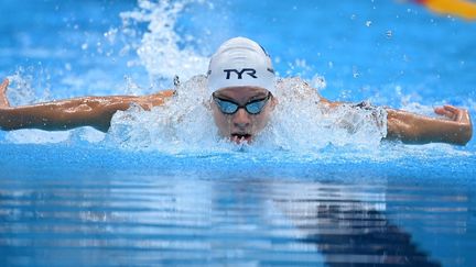 Le Français Léon Marchand s'est qualifié pour la finale du 400 m 4 nages des Jeux olympiques de Tokyo, samedi 24 juillet. (JONATHAN NACKSTRAND / AFP)