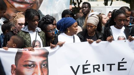 Des manifestants participent à une marche&nbsp;en hommage à Amadou Koumé, à Saint-Quentin (Aisne), le 30 mai 2015. (MANNONE CADORET / CITIZENSIDE / AFP)