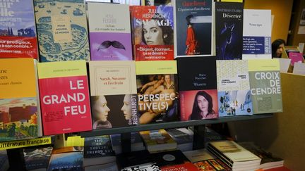 Vitrine d'une librairie d'Angers, le 30 août 2023. (JEAN-MICHEL DELAGE / HANS LUCAS)