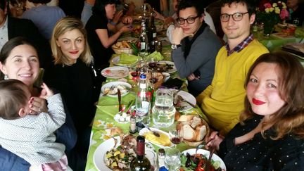 Repas de Pâques en famille dans un restaurant du 7e arrondissement de Paris.&nbsp; (BENJAMIN ILLY / RADIO FRANCE)