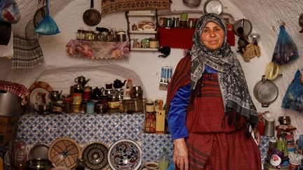 "Mon père est mort, ma mère est morte, mes sœurs se sont mariées, je suis restée seule. Si je pars, la maison disparaitra", raconte une femme qui vit dans une maison troglodyte de cinq pièces dans le village de Tijma. (ZOHRA BENSEMRA/REUTERS)