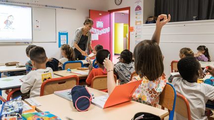 Une classe de primaire lors de la rentrée scolaire à Caen, le 1er septembre 2022.&nbsp; (MARTIN ROCHE / MAXPPP)