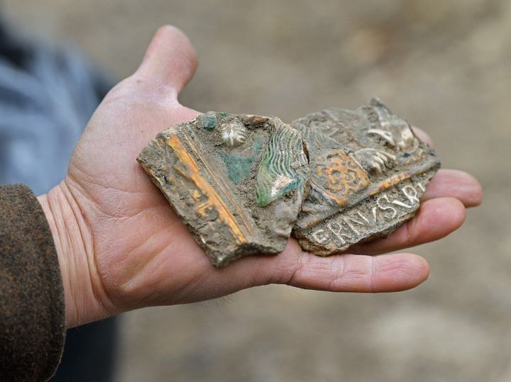 Fragments peints d'un fourneau découverts dans&nbsp;une villa romaine découverte sous un immeuble de Rome en 2014-18 et ouverte au public le 7 mai 2021. (MARTIN SCHUTT / DPA-ZENTRALBILD)