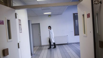 Un couloir d'un hôpital parisien, le 13 janvier 2014. (Photo d'illustration) (XAVIER DE TORRES / MAXPPP)