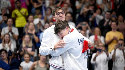 Les Jeux sont parfois une histoire de famille. Le 31 août, en montant sur le podium du 400 m nage libre de la catégorie S13, Kylian Portal ne peut cacher son émotion et enlace son frère, Alex, médaillé d'argent. Un bonheur à partager. (HAHN LIONEL / AFP)