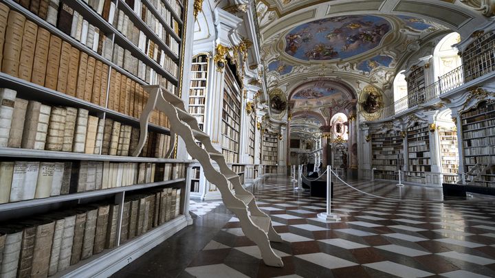 La bibliothèque monastique a été inauguré en 1776. (JOE KLAMAR / AFP)