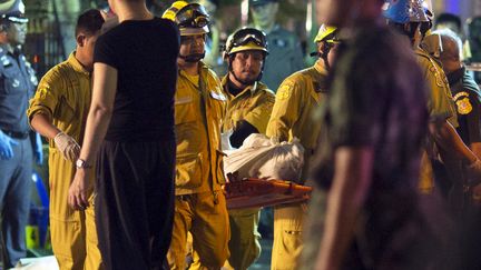 Des secouristes &eacute;vacuent une victime de l'attentat commis &agrave; Bangkok (Tha&iuml;lande), le 17 ao&ucirc;t 2015. (ATHIT PERAWONGMETHA / REUTERS)