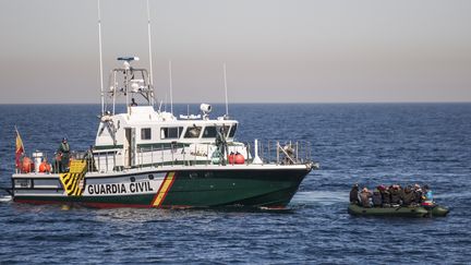 La Guardia Civil secourt des migrants en provenance d'Afrique, le 14 avril 2019, au large d'Almeria (Espagne). (ALEJANDRO MARTINEZ VELEZ / SPUTNIK / AFP)