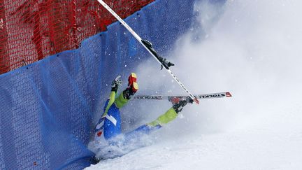 Le Slov&egrave;ne Rok Perko chute lors de la Coupe du monde de ski alpin &agrave; Wengen (Suisse), le 19 janvier 2013. (PASCAL LAUENER / REUTERS)