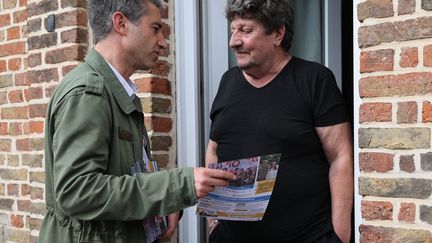 François Ruffin, en campagen dans la Somme, le 20 juin 2024. (DENIS CHARLET / AFP)