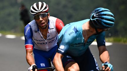 Thibaut Pinot en échappée avec Alexey Lutsenko lors de la 17e étape du Tour de France, le 20 juillet 2022. (MARCO BERTORELLO / AFP)