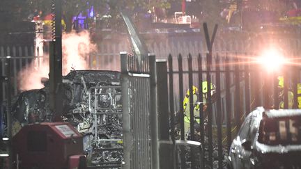 La carcasse de l'hélicoptère du président du club de football de Leicester après son crash, le 27 octobre 2018, près du King Power Stadium à Londres (Angleterre). (BEN STANSALL / AFP)