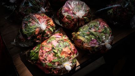 Des sacs en plastique contenant des fleurs dans l'eau sont vendus dans un autre charnier indonésien à Banda Aceh. (YASUYOSHI CHIBA / AFP)