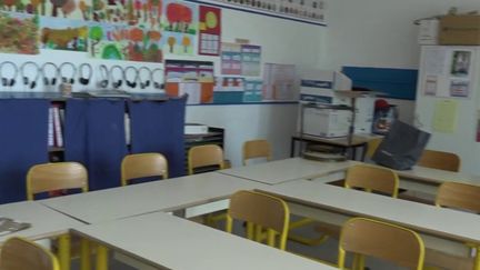 Pour le retour des enfants à l'école, le conseil scientifique préconise, dimanche 26 avril, une distanciation sociale et le port du masque pour les lycéens et collégiens. Les maires, eux, se préparent pour optimiser la sécurité sanitaire. (FRANCE 2)