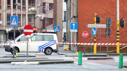 Le p&eacute;rim&egrave;tre de s&eacute;curit&eacute; autour de l'immeuble o&ugrave; une prise d'otage est en cours, &agrave; Gand (Belgique), lundi 15 d&eacute;cembre 2014. (NICOLAS MAETERLINCK / BELGA / AFP)