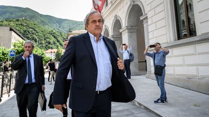 L'ancien président de l'UEFA Michel Platini quitte le&nbsp;Tribunal pénal fédéral de Bellinzone (Suisse)&nbsp;après le premier jour de son procès pour un paiement frauduleux présumé, le 8 juin 2022. (FABRICE COFFRINI / AFP)