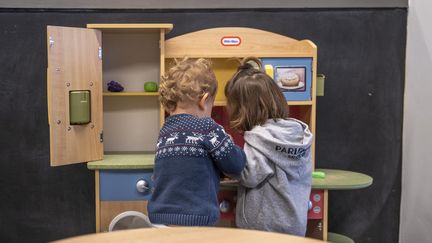 Deux enfants jouent dans une crèche. Photo d'illustration. (ANTOINE BOUREAU / HANS LUCAS / VIA AFP)