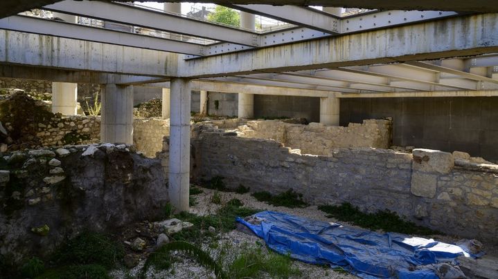 Un mur roman de la ville antique d'Antakya après le séisme en Turquie et en Syrie fu 6 février 2023. (YASIN AKGUL / AFP)