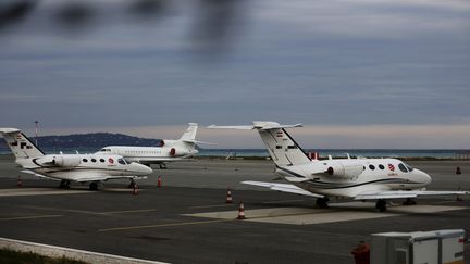 Des jets privés à l'aéroport de Nice, le 23 mars 2020. Photo d'illustration. (DYLAN MEIFFRET / MAXPPP)