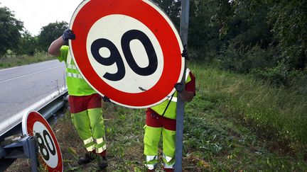 Dépose d'un panneau de limitation et installation d'un nouveau panneau à Wittenheim (Haut-Rhin) en juin 2018 (PATRICK GENTHON / FRANCE BLEU ALSACE / RADIO FRANCE)