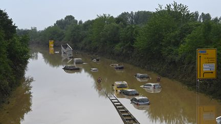 Une autoroute sous les eaux après des pluies diluviennes, à Erftstadt, dans l'ouest de l'Allemagne, le 17 juillet 2021.&nbsp; (SEBASTIEN BOZON / AFP)