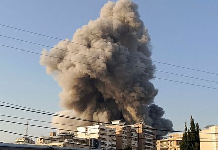 De la fumée s'échappe d'un bâtiment après une frappe israélienne sur la ville de Tyre (Liban), le 1er novembre 2024. (KAWNAT HAJU / AFP)