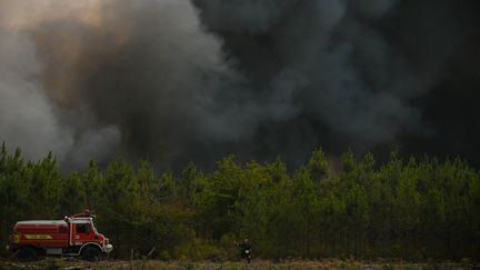 Un camion de pompiers face aux incendies en Gironde, près de Saint-Magne, le 11 août 2022. (PHILIPPE LOPEZ / AFP)