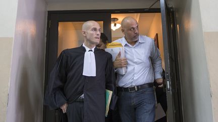 L'avocat Julien Pinelli (à g.) avec son client Nicolas Pisapia à la sortie d'une audience au tribunal de Saint-Domingue, le 25 avril 2016. (ERIKA SANTELICES / AFP)