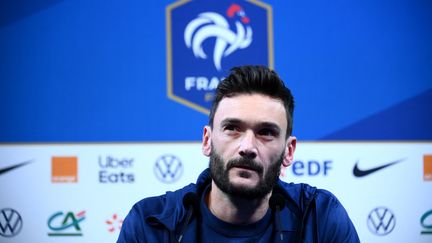 Le capitaine des Bleus, Hugo Lloris, s'exprime en conférence de presse, le 14 novembre 2022, à Clairefontaine (Yvelines), deux jours avant le départ pour le Mondial au Qatar. (FRANCK FIFE / AFP)