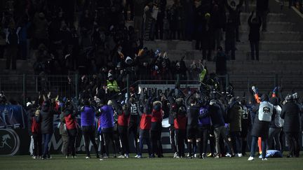 Les joueurs de Chambly, peu après leur victoire face à Strasbourg en quarts de finale de la Coupe de France, le 28 février 2018 à Beauvais (Oise).&nbsp;&nbsp; (FRANCOIS LO PRESTI / AFP)