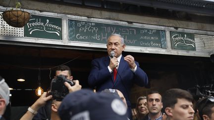 Benyamin Nétanyahou s'adresse à ses supporters, le 8 avril 2019 sur le marché de Jérusalem (Israël). (MENAHEM KAHANA / AFP)