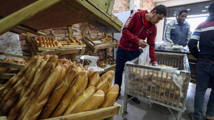 Des employés vendent du pain à Tripoli (Libye), le 22 mars 2022. (MAHMUD TURKIA / AFP)